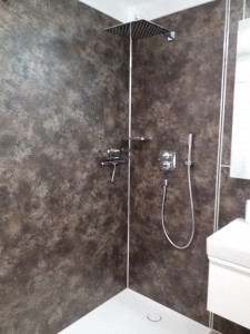 Dusche_mit_Resopal-Wandverkleidung